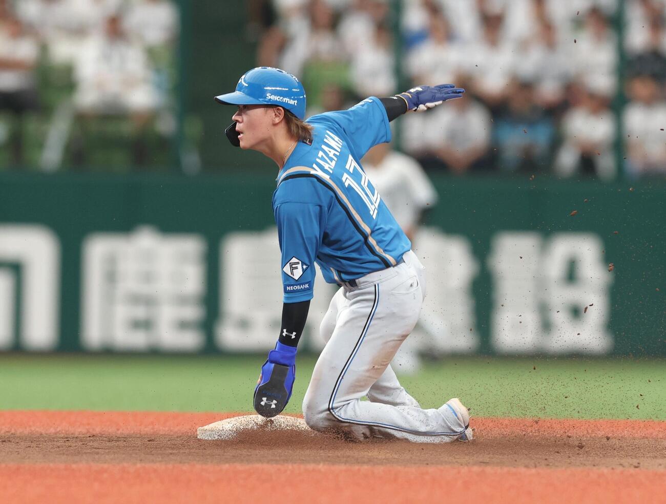 西武対日本ハム　4回表日本ハム無死一塁、盗塁を決める矢沢宏太（撮影・黒川智章）