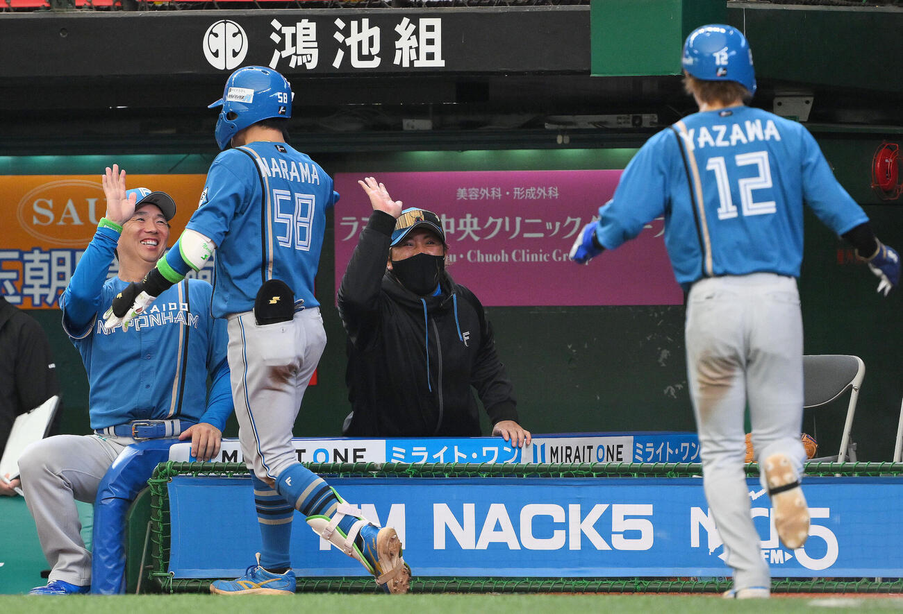 西武対日本ハム　4回表日本ハム2死二塁、2点本塁打を放った奈良間大己（左から2人目）と矢沢宏太（同4人目）を迎える新庄剛志監督（同3人目）（撮影・滝沢徹郎）