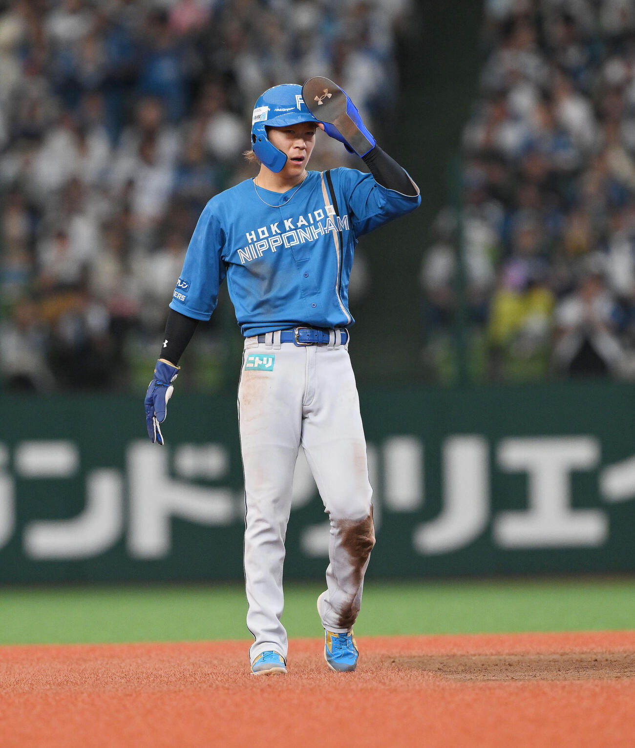 西武対日本ハム　4回表日本ハム無死一塁、二塁盗塁を決めた矢沢宏太（撮影・滝沢徹郎）