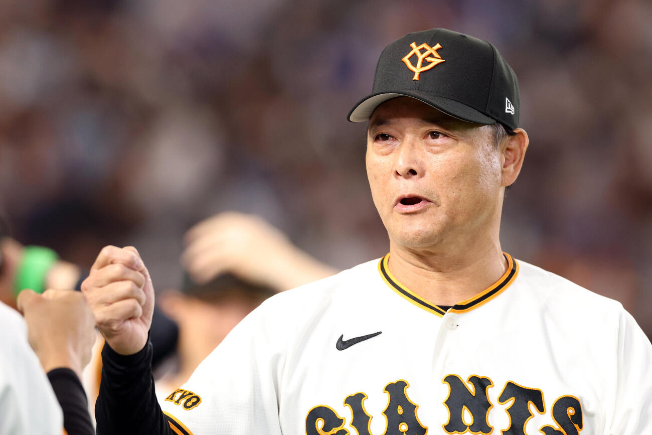 巨人対DeNA　試合開始直前、ナインと気合のグータッチをする巨人橋上秀樹監督代行（撮影・浅見桂子）