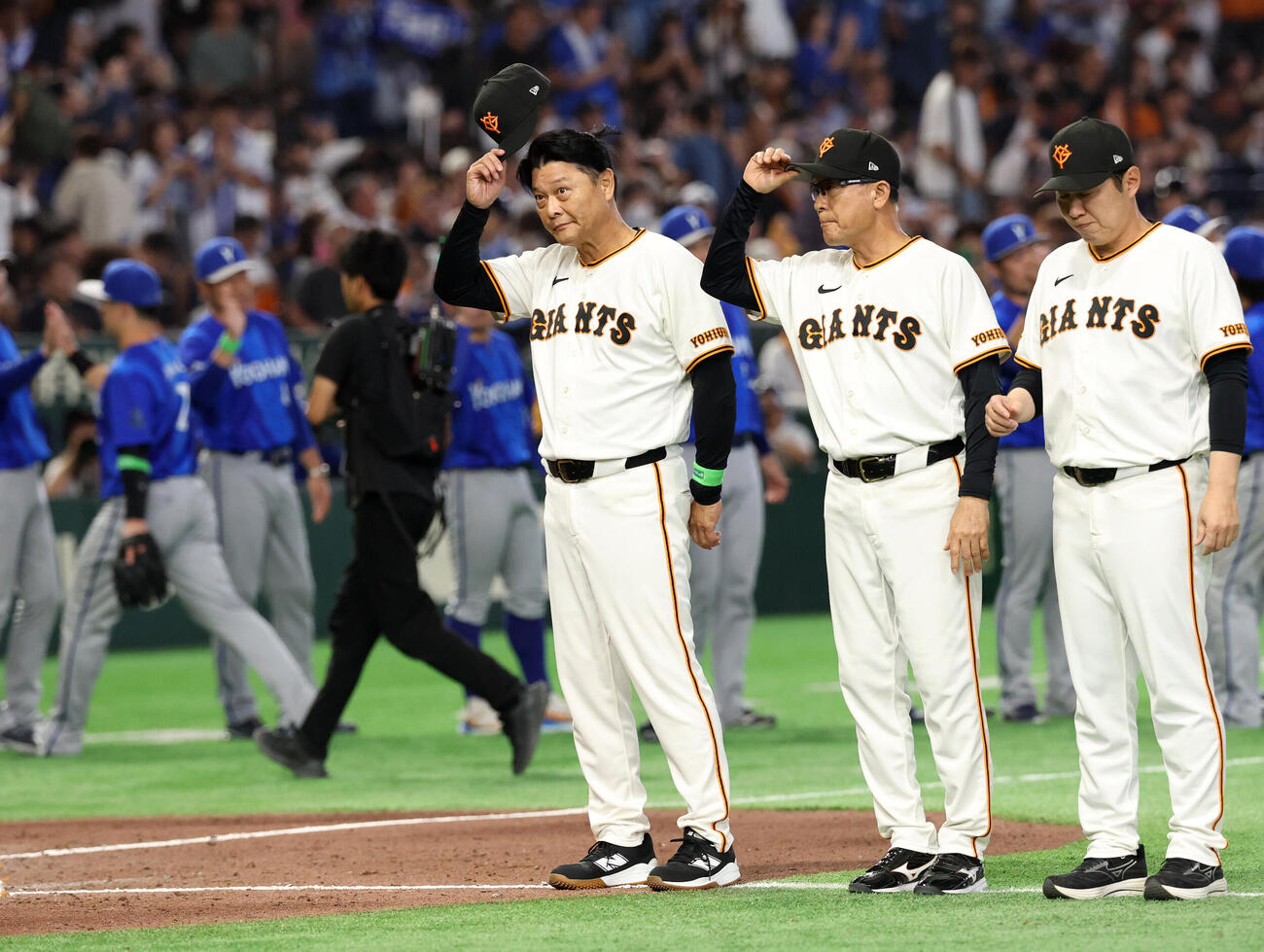 巨人対DeNA　初戦を落とし、喜ぶDeNAの選手を背に脱帽する巨人橋上秀樹監督代行（撮影・浅見桂子）