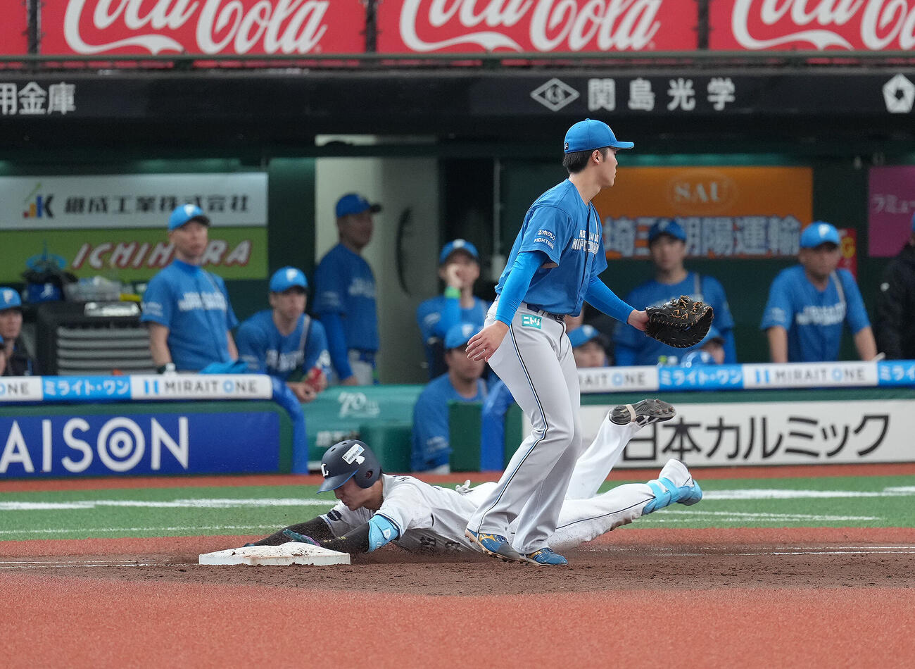 西武対日本ハム　5回裏西武無死、長谷川信哉は一塁ヘッドスライディングでセーフティーバントを決める。投手有原航平（撮影・足立雅史）