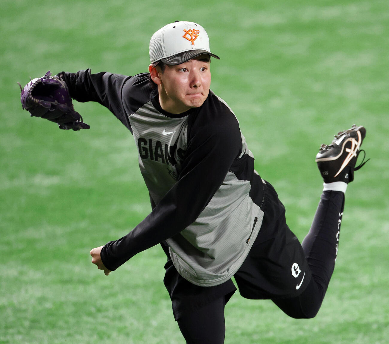 巨人対DeNA　試合前練習でキャッチボールする巨人竹丸和幸（撮影・宮地輝）