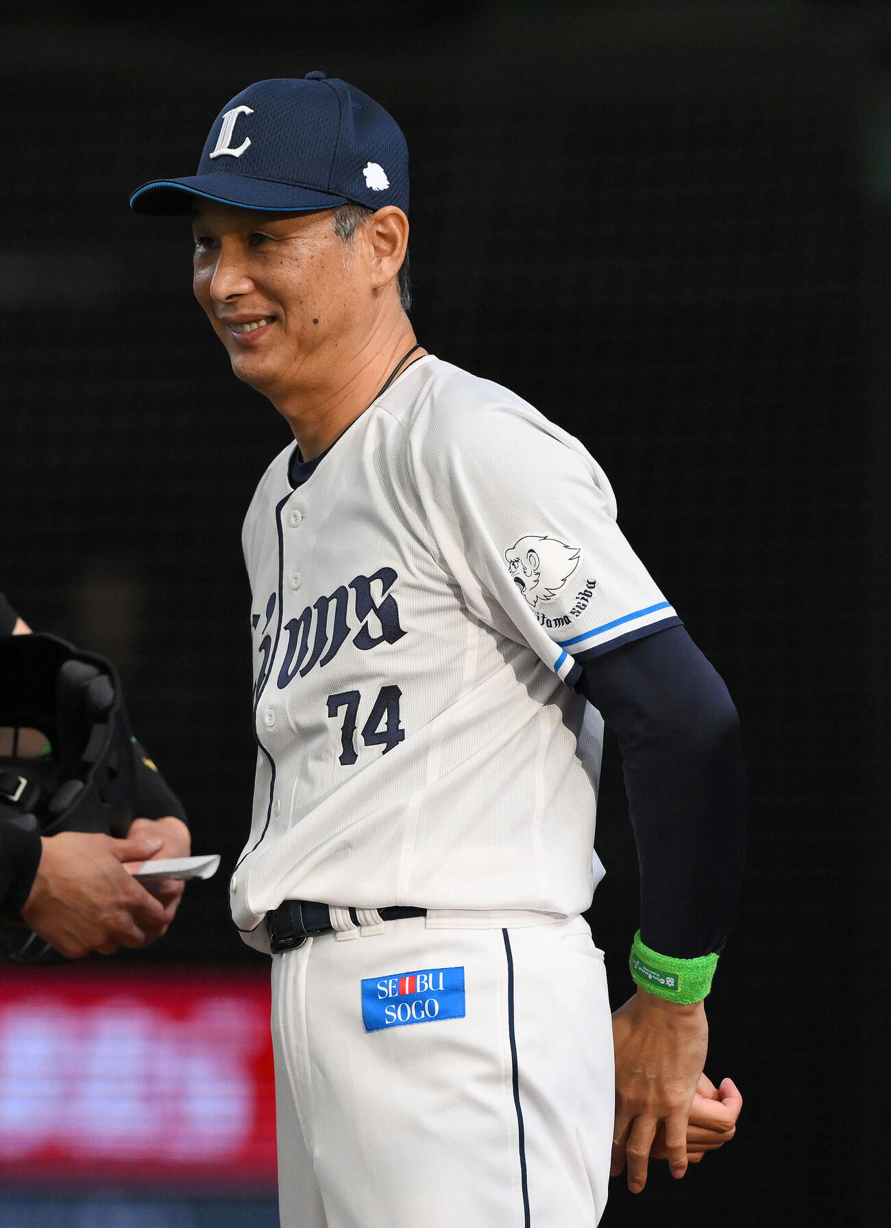 西武対日本ハム　交代を伝える西武西口文也監督（撮影・滝沢徹郎）