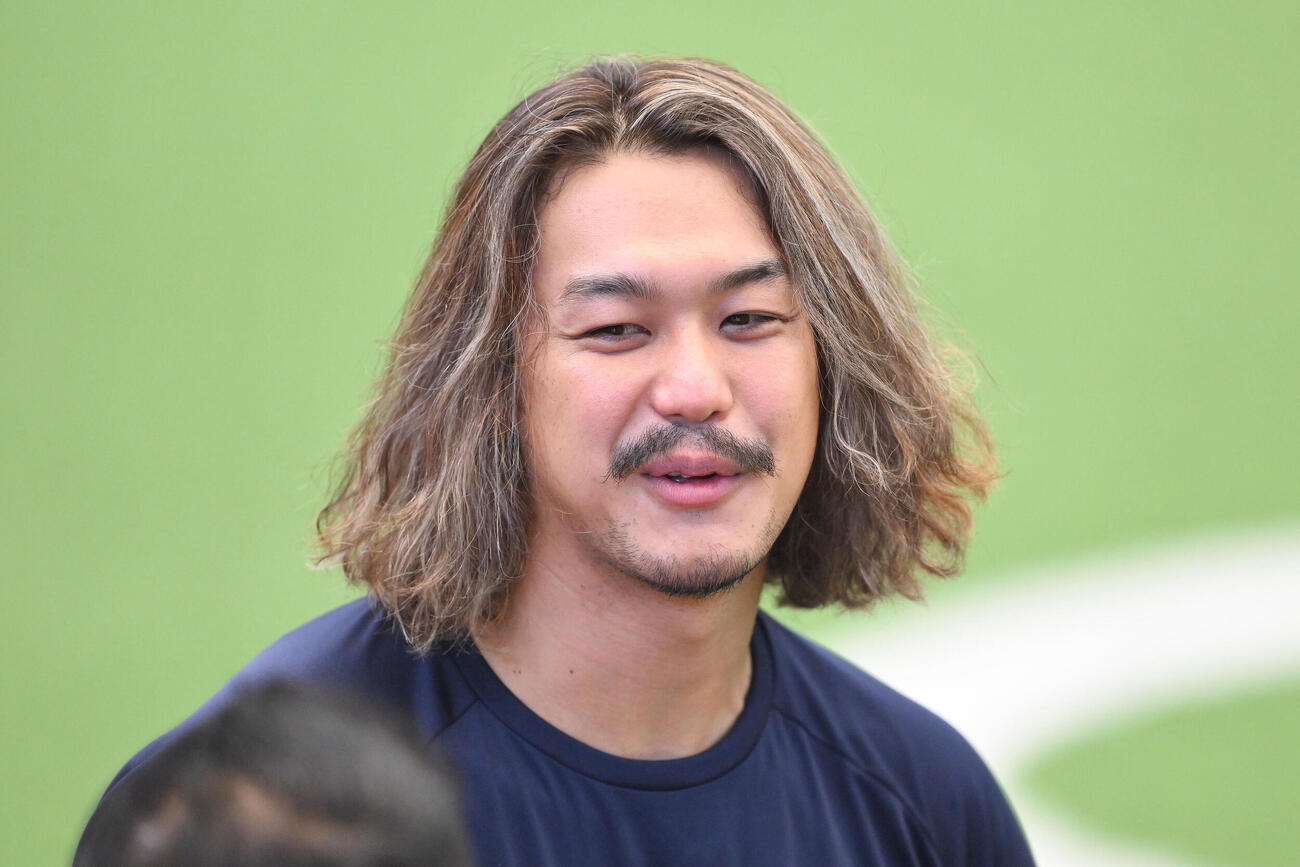 西武対日本ハム　試合前練習を終えリラックスした表情の西武高橋光成（撮影・滝沢徹郎）