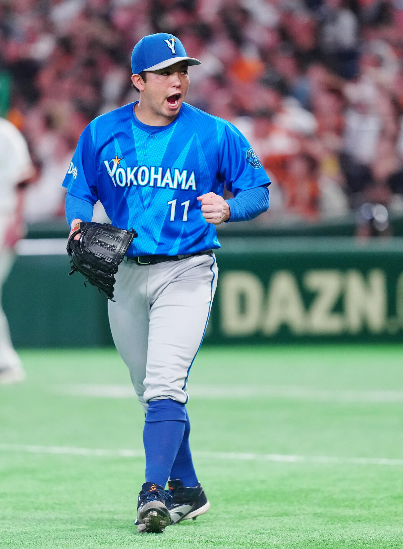 巨人対DeNA 6回裏巨人2死二塁、ボビー・ダルベックを中飛に仕留めガッツポーズする東克樹（撮影・鈴木みどり）