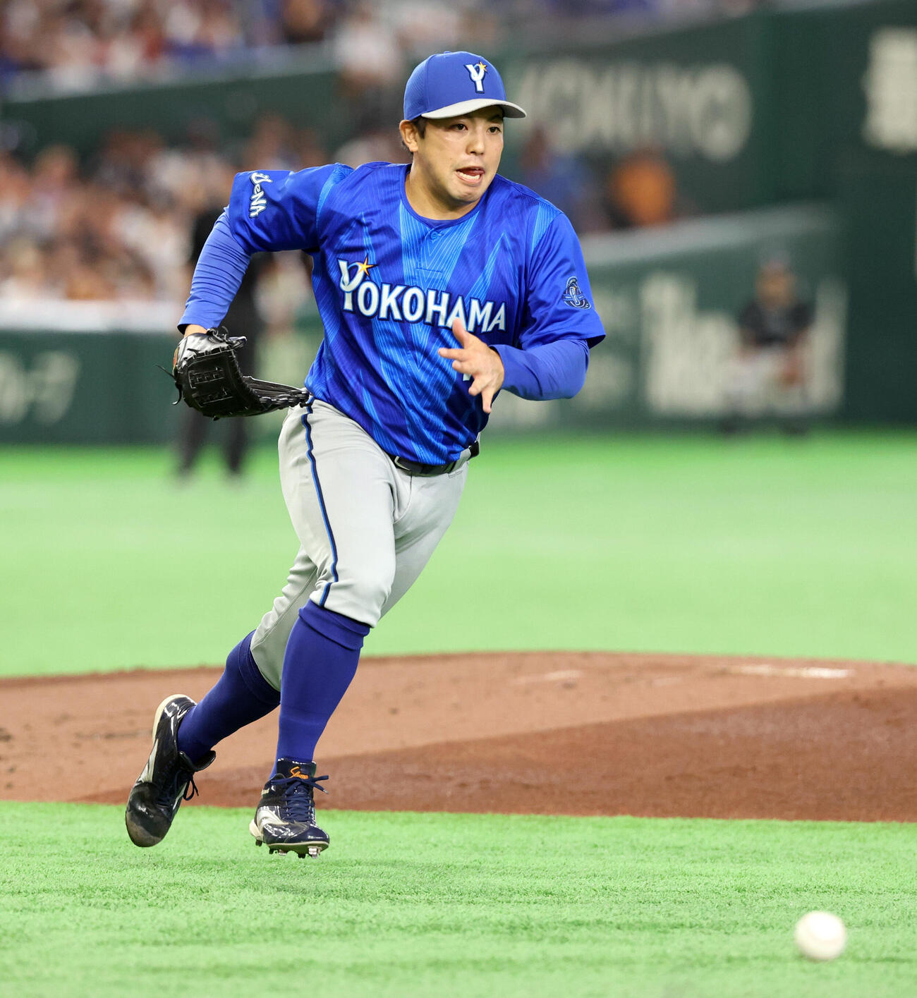 巨人対DeNA 1回裏巨人1死三塁、泉口友汰の一塁ゴロでカバーにダッシュする東克樹（撮影・浅見桂子）