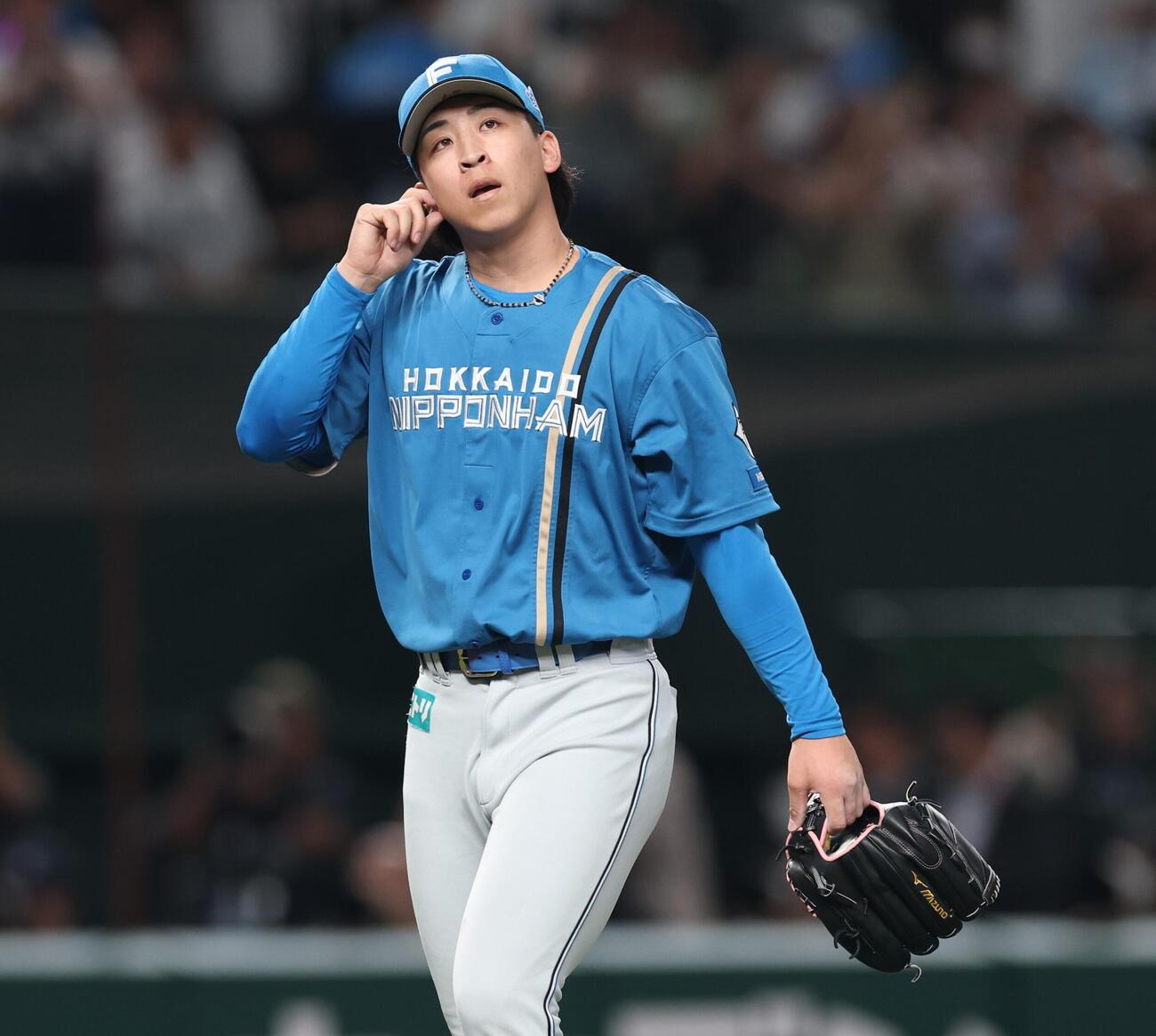 西武対日本ハム　10回裏西武1死、カナリオにサヨナラ本塁打を浴び引き揚げる細野晴希（撮影・黒川智章）