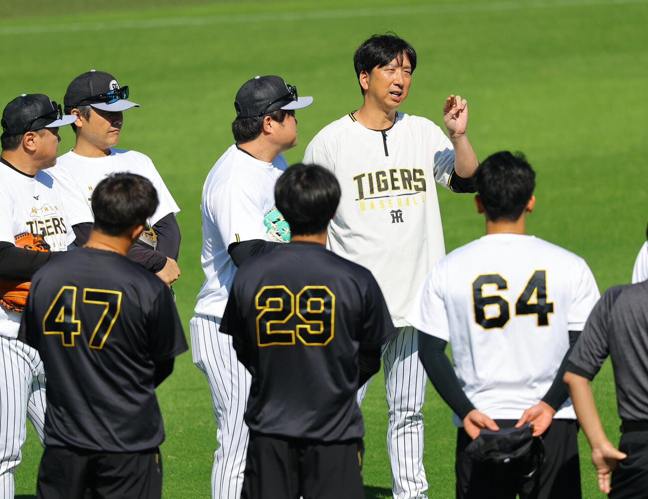 藤川球児監督（右から2人目）は投手陣に話をする（撮影・上田博志）