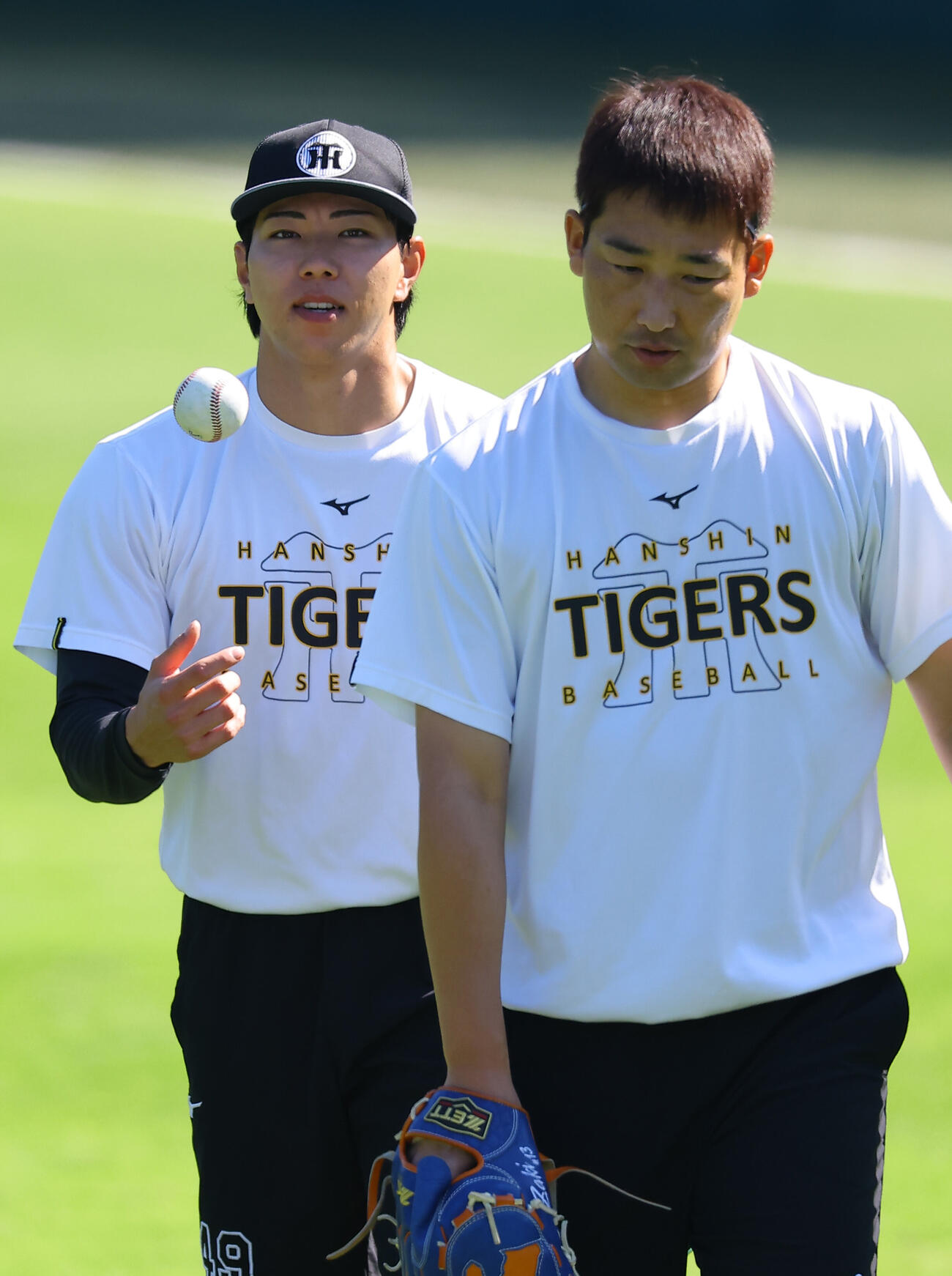 岩崎優（右）とのキャッチボールを終え笑顔を見せる工藤泰成（撮影・上田博志）