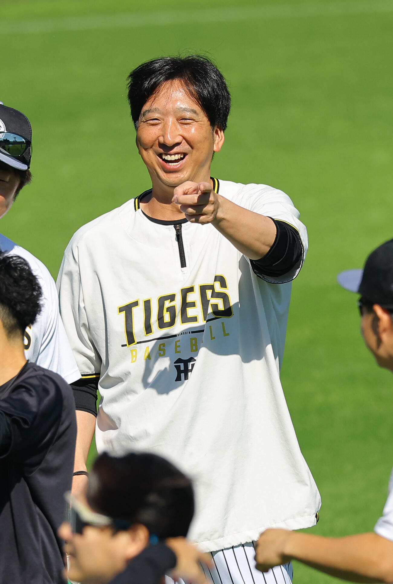 練習中、笑顔を見せる阪神藤川球児監督（撮影・上田博志）