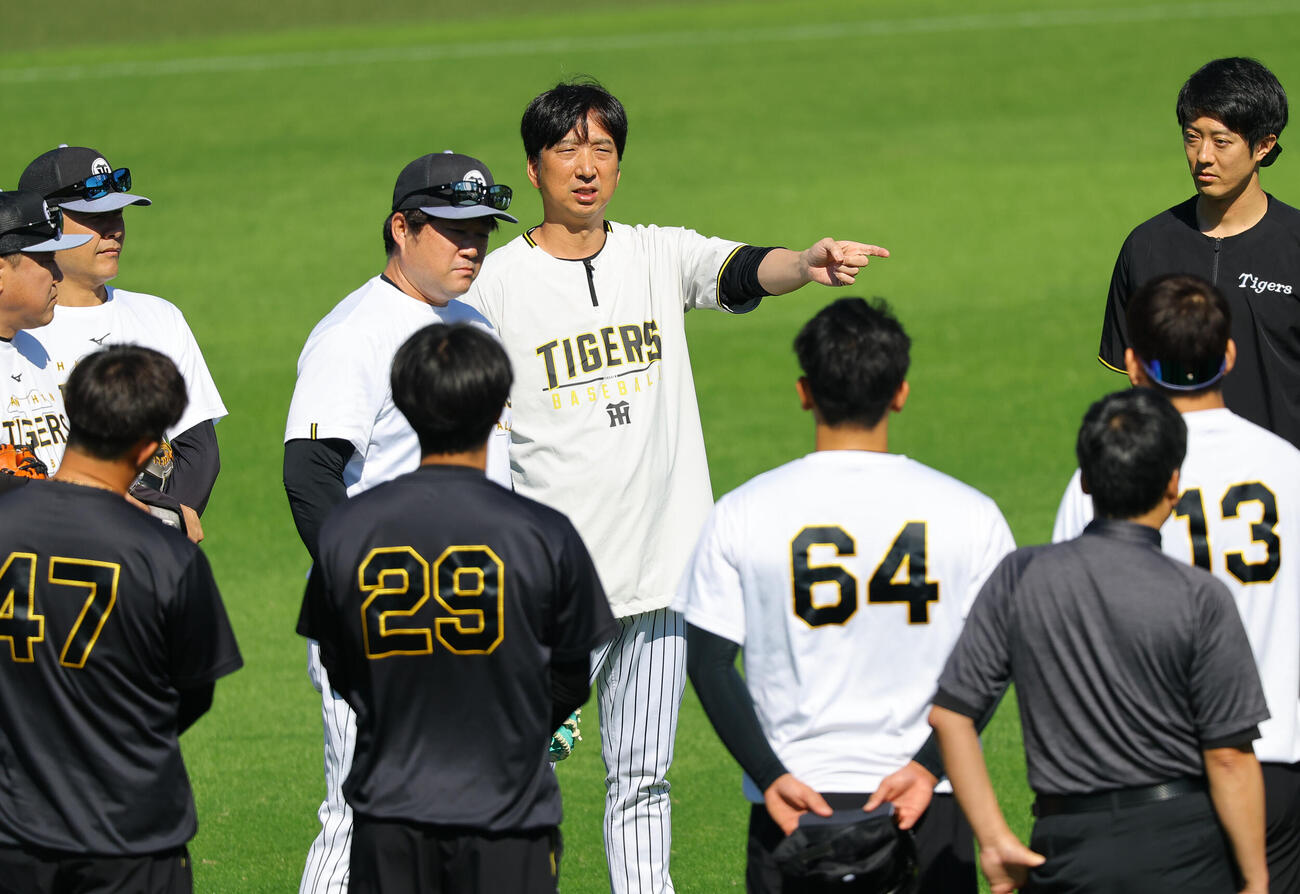 投手陣に話をする藤川球児監督（中央）（撮影・上田博志）