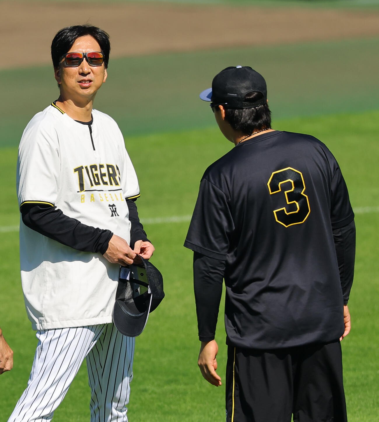 藤川球児監督（左）は大山悠輔と話をする（撮影・上田博志）