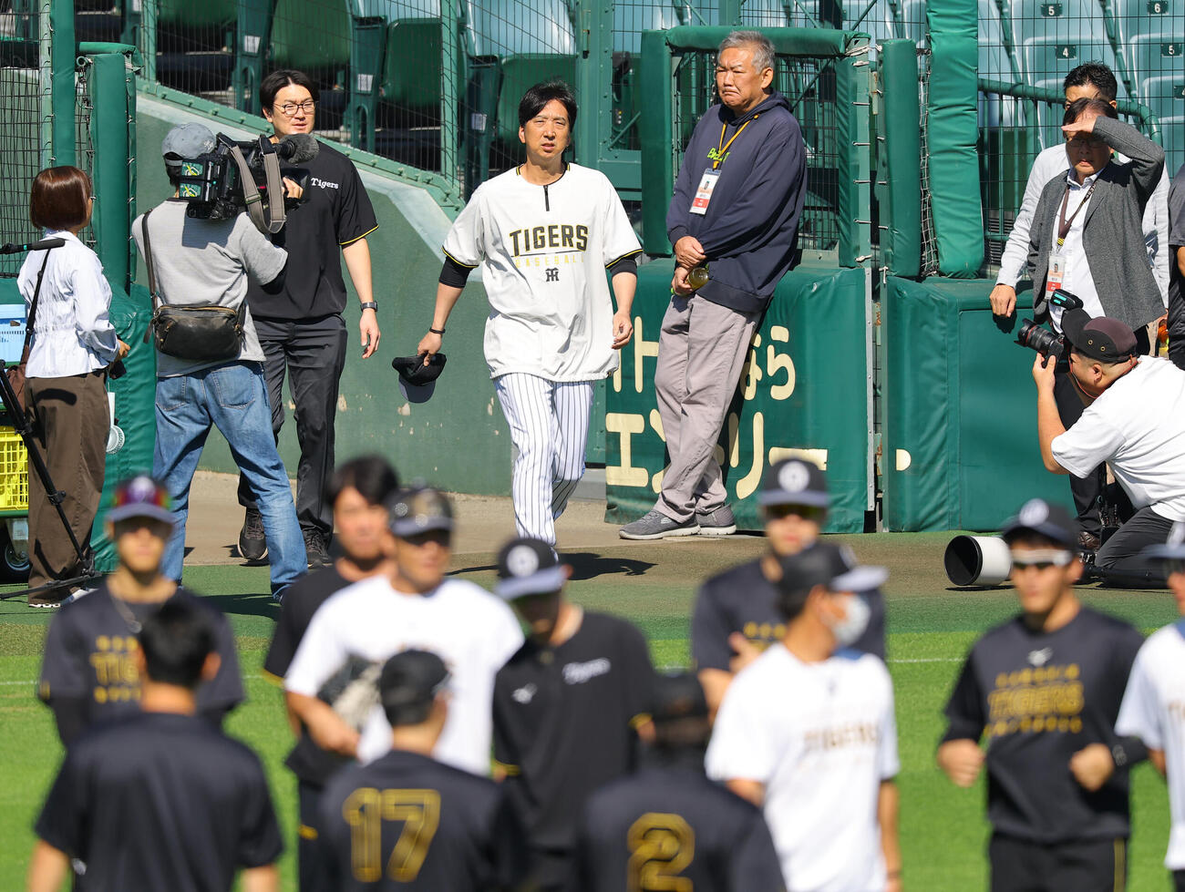 甲子園球場のグラウンドに入る藤川球児監督（撮影・上田博志）