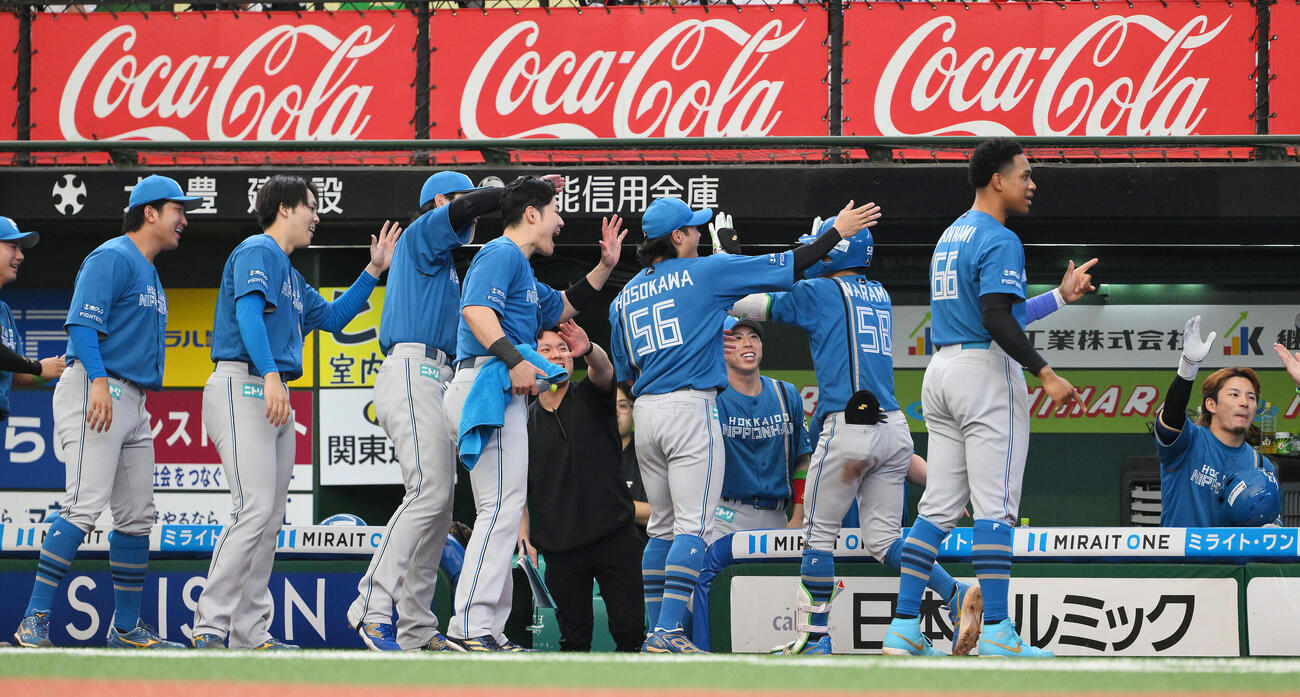 西武対日本ハム　4回表日本ハム2死二塁、2点本塁打を放った奈良間大己（右から3人目）を迎える選手たち（撮影・滝沢徹郎）
