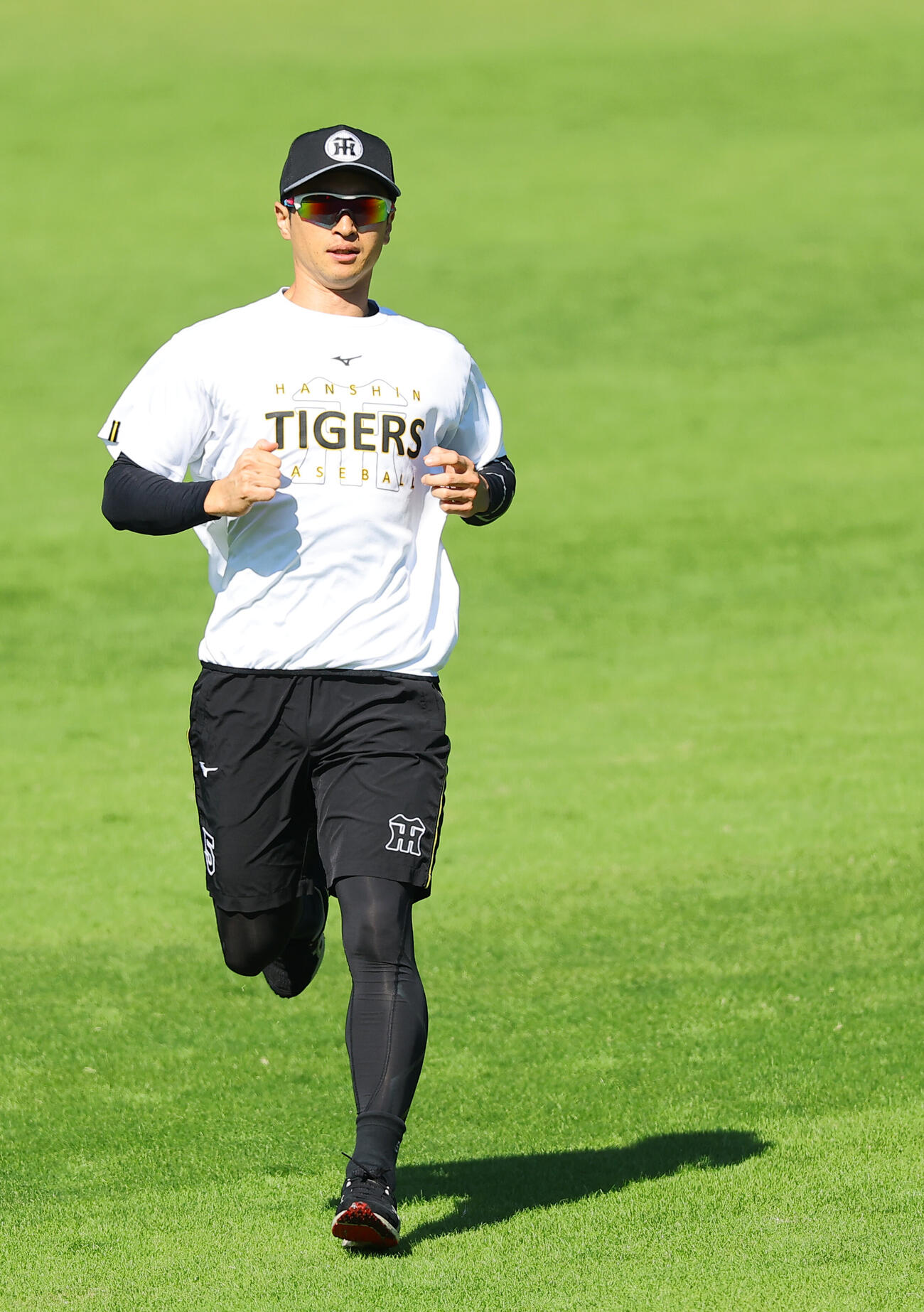 外野をダッシュする近本光司（撮影・上田博志）