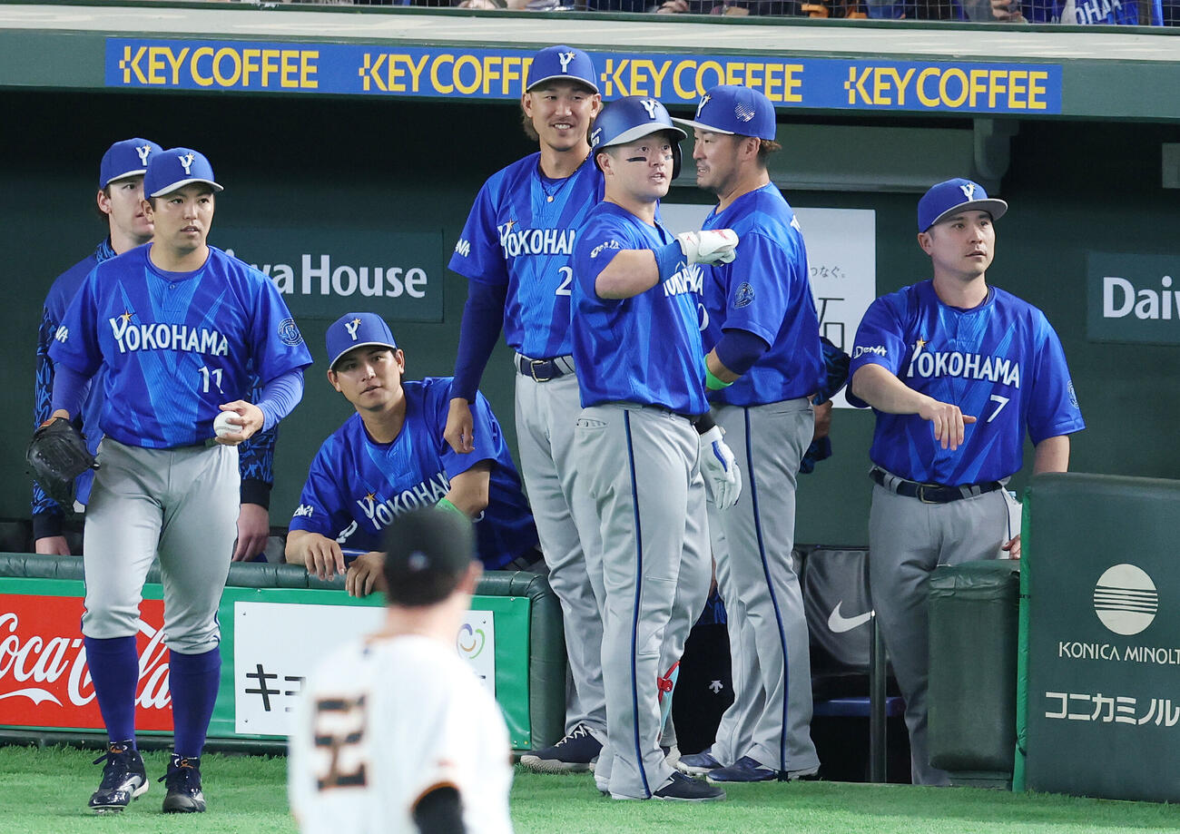 巨人対DeNA 1回表DeNA1死、本塁打を放ちデスターシャする牧秀悟（中央）（撮影・宮地輝）