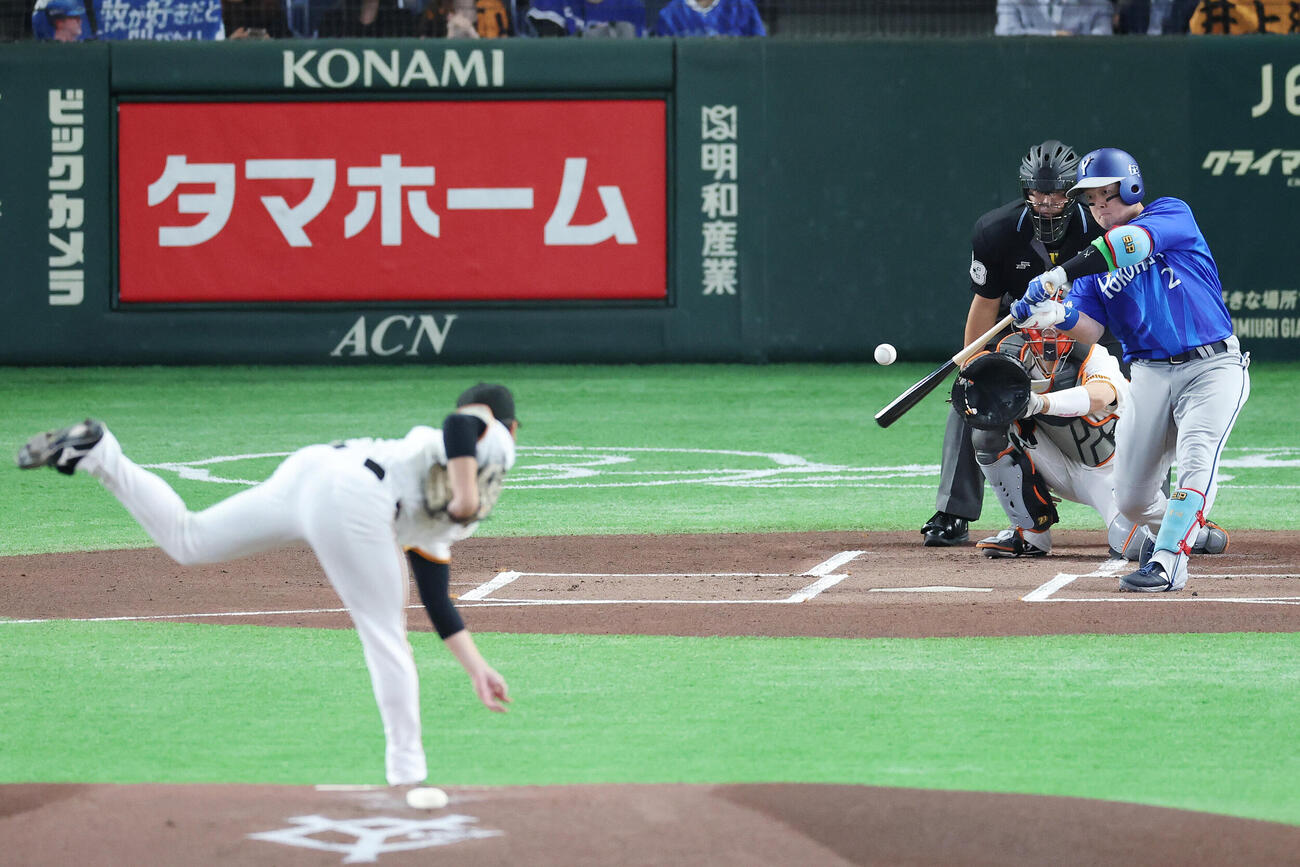 巨人対DeNA 1回表DeNA1死、本塁打を放つ牧秀悟。投手井上温大（撮影・宮地輝）
