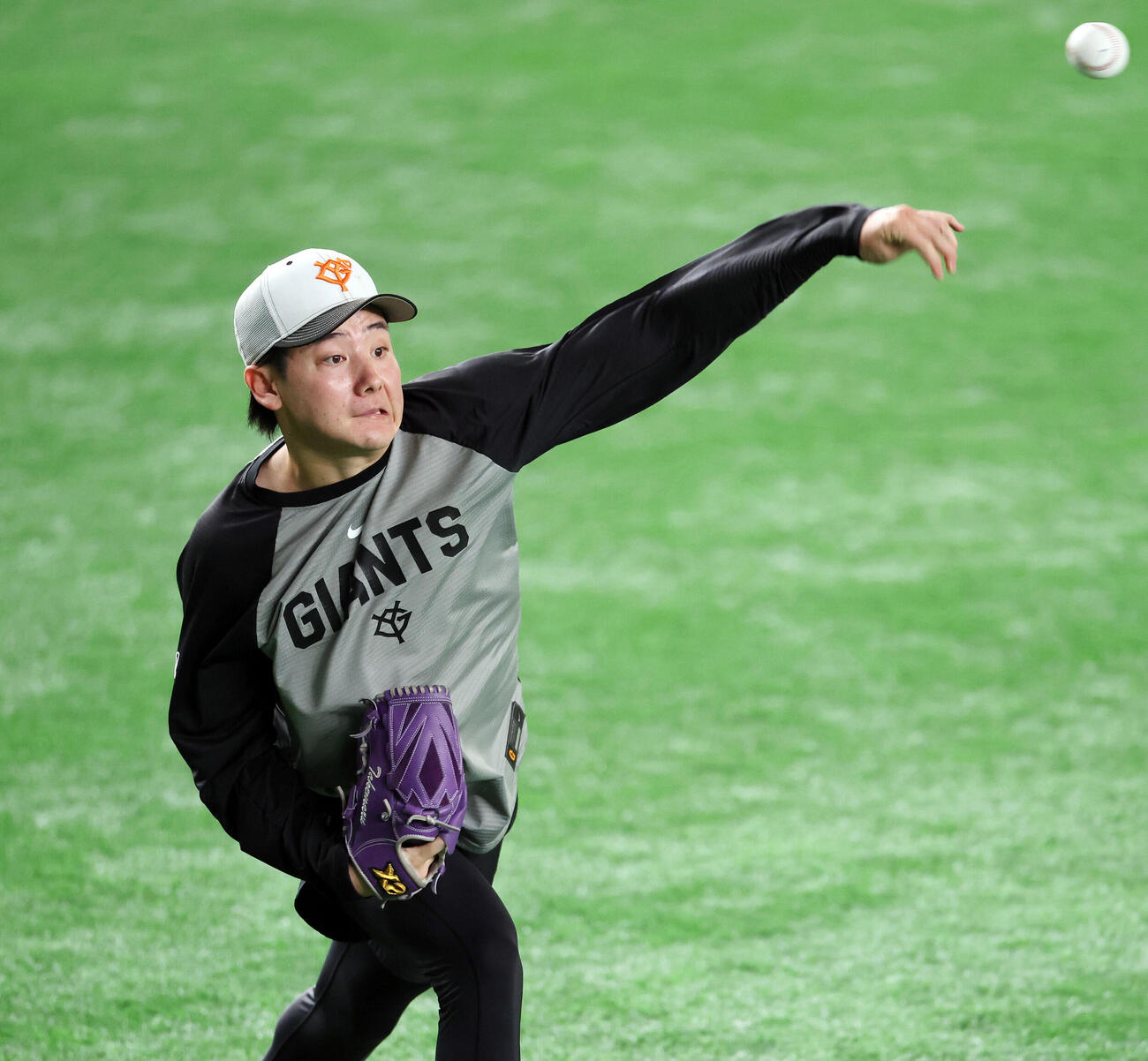 巨人対DeNA　試合前練習でキャッチボールする巨人竹丸和幸（撮影・宮地輝）