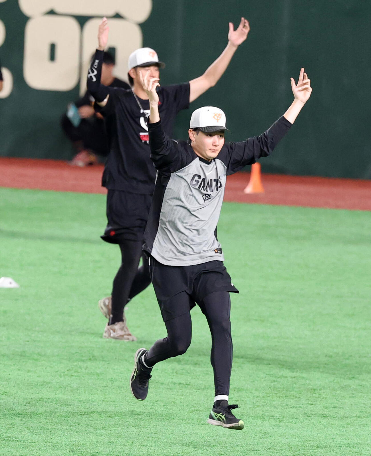 巨人対DeNA　ウオームアップする巨人竹丸和幸ら（撮影・浅見桂子）