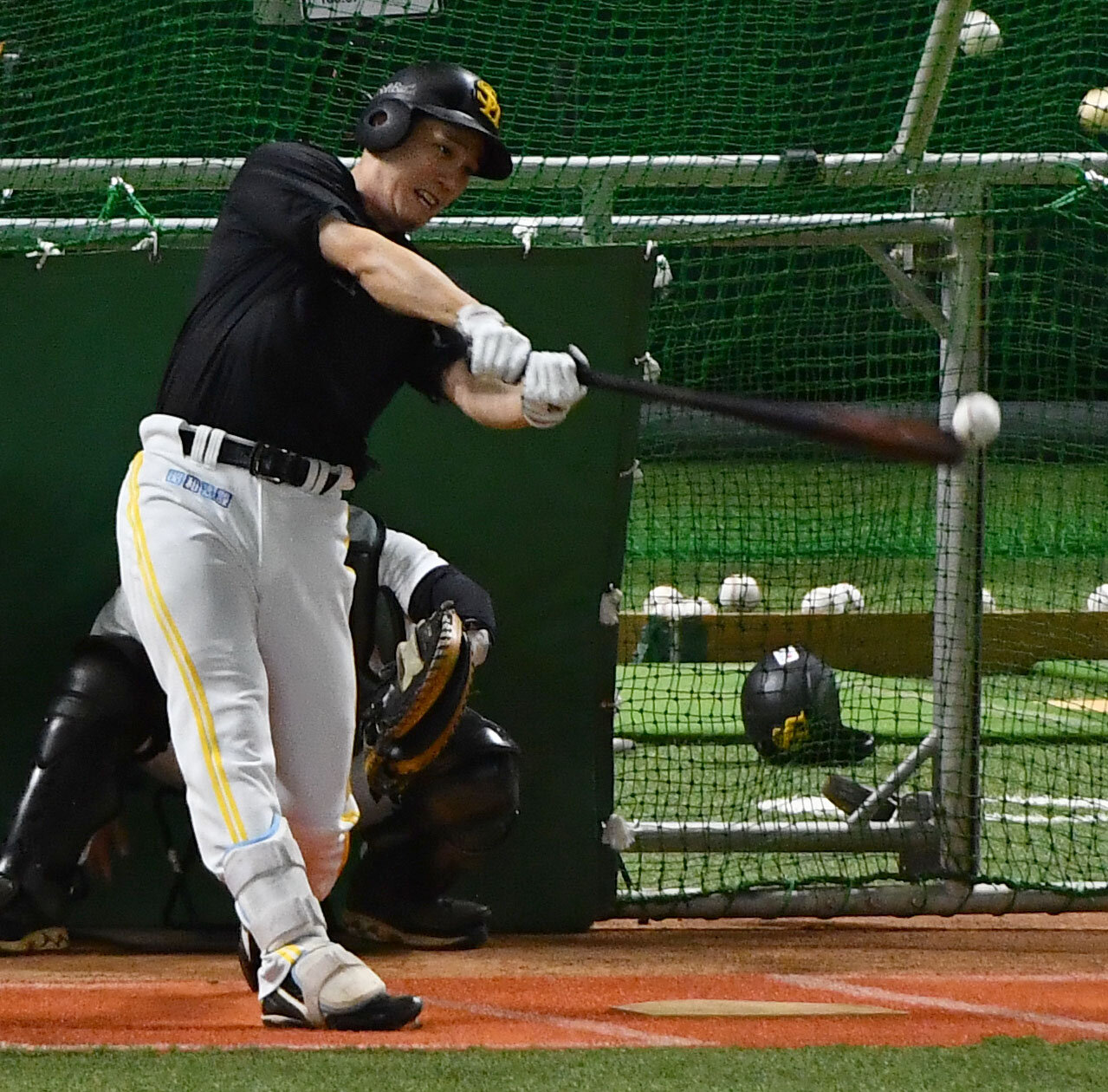フリー打撃を行うソフトバンク栗原陵矢（撮影・岩下翔太）