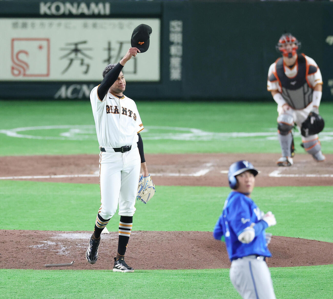 巨人対DeNA 9回表DeNA無死、勝又温史の打球を好捕した松本剛をたたえるライデル・マルティネス（撮影・宮地輝）