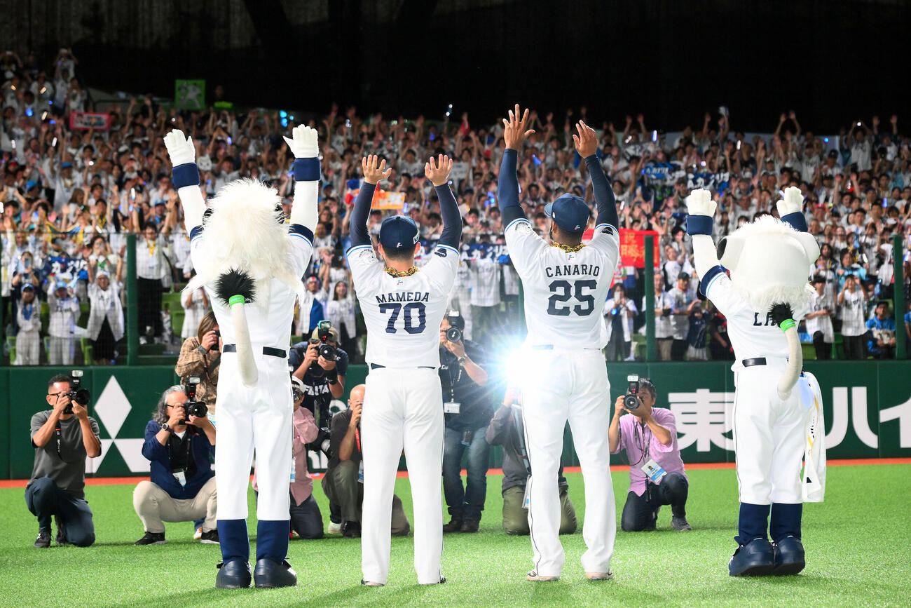 西武対日本ハム　試合後、ファンと勝利を祝う西武豆田泰志（中央左）とアレクサンダー・カナリオ（撮影・滝沢徹郎）