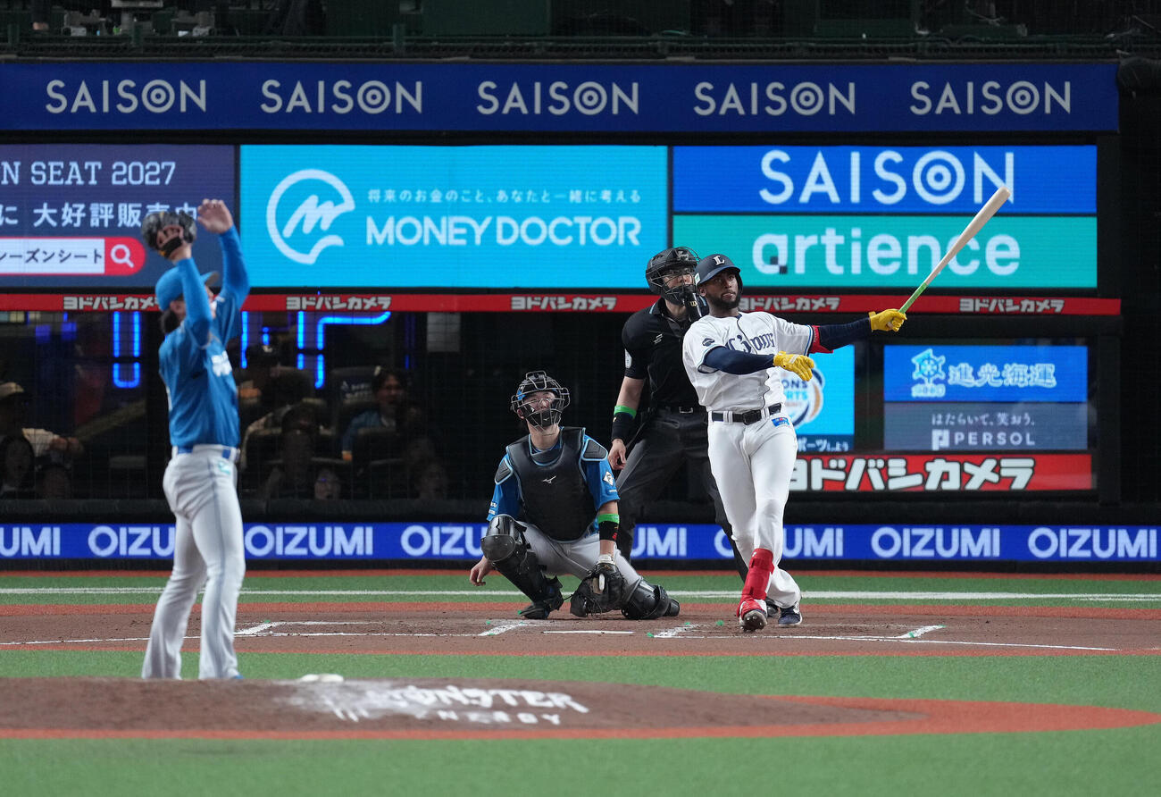 西武対日本ハム　10回裏西武1死、アレクサンダー・カナリオはサヨナラ本塁打を放つ。投手細野晴希（撮影・足立雅史）