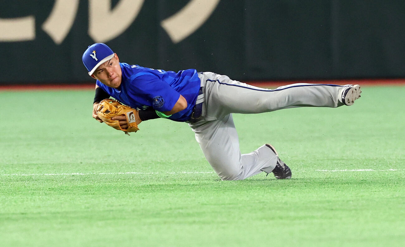 巨人対DeNA 7回裏巨人1死一塁、砂川リチャードの打球を好守好送球で併殺にする成瀬脩人（撮影・浅見桂子）