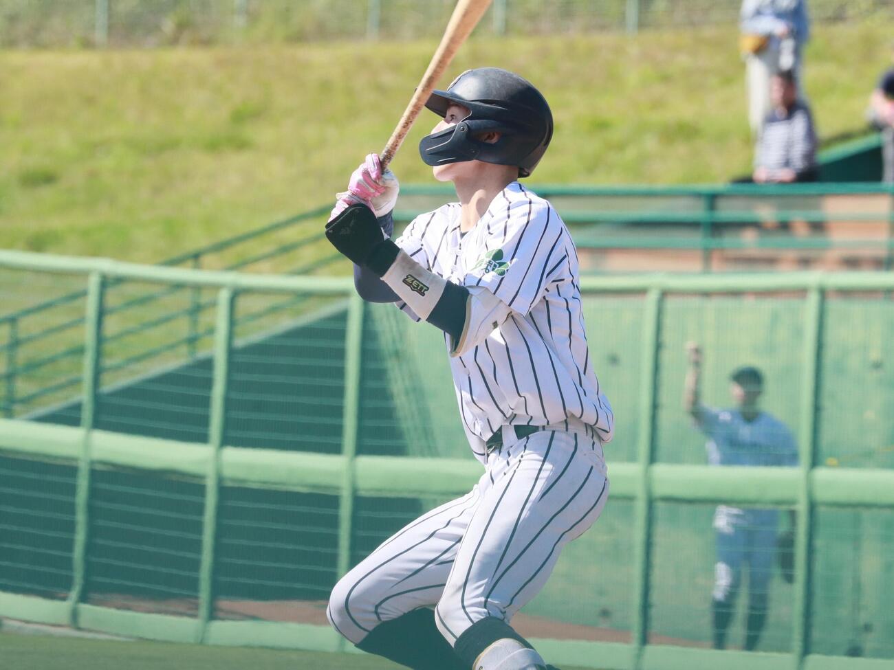 東北福祉大対仙台大　今季4号本塁打を放った仙台大・新保玖和内野手（撮影・高橋香奈）