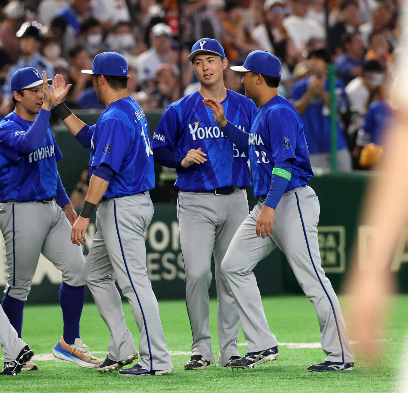 巨人対DeNA　勝利投手のDeNA浜地真澄（中央）は笑顔でナインとハイタッチ（撮影・浅見桂子）