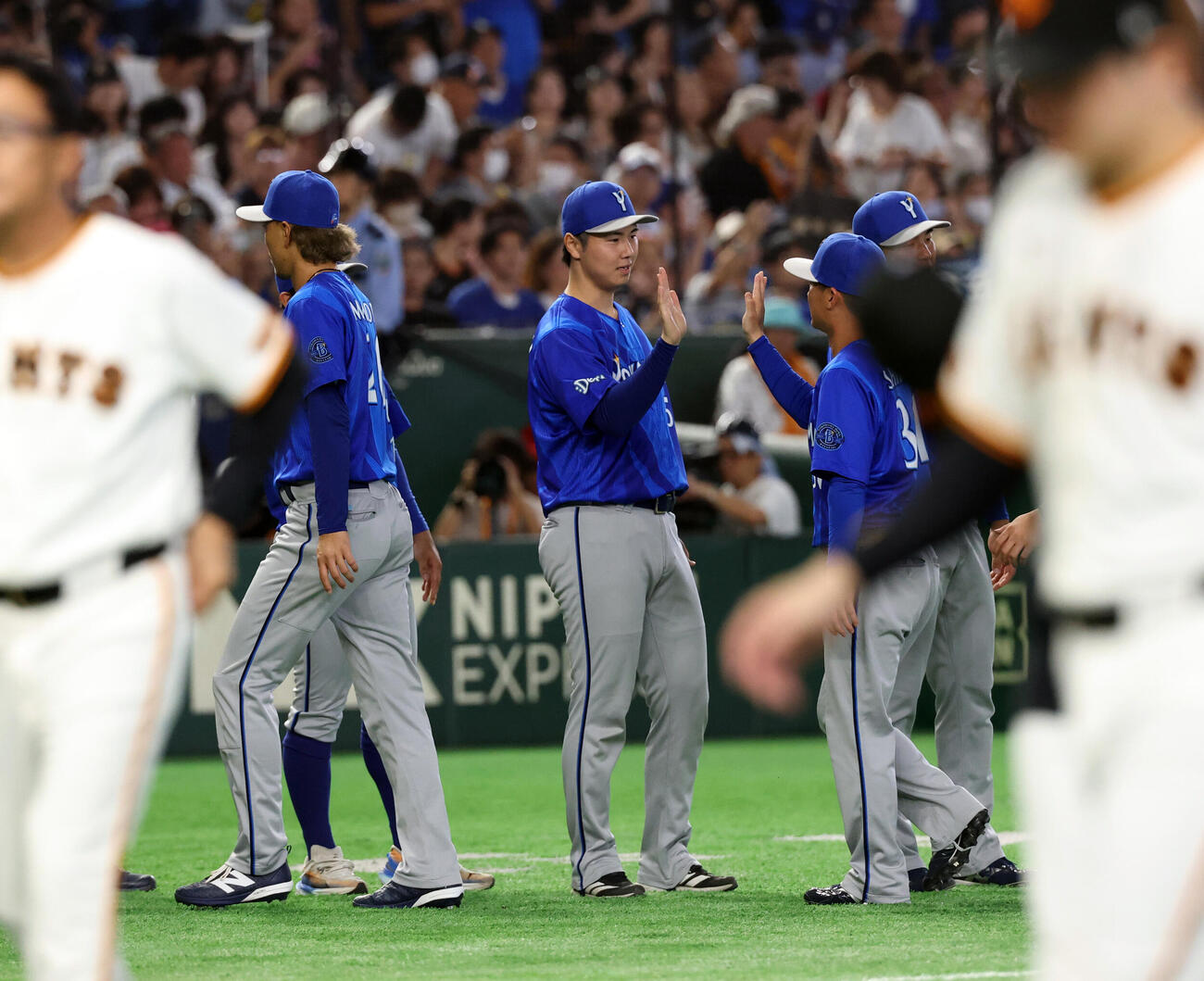 巨人対DeNA　勝利投手のDeNA浜地真澄（中央）は笑顔でナインとハイタッチ（撮影・浅見桂子）