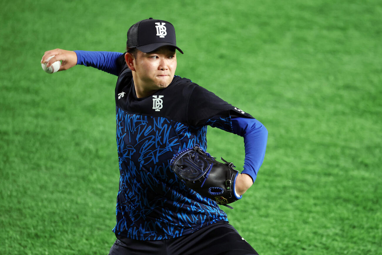 巨人対DeNA　試合前練習でキャッチボールするDeNA石田裕太郎（撮影・宮地輝）