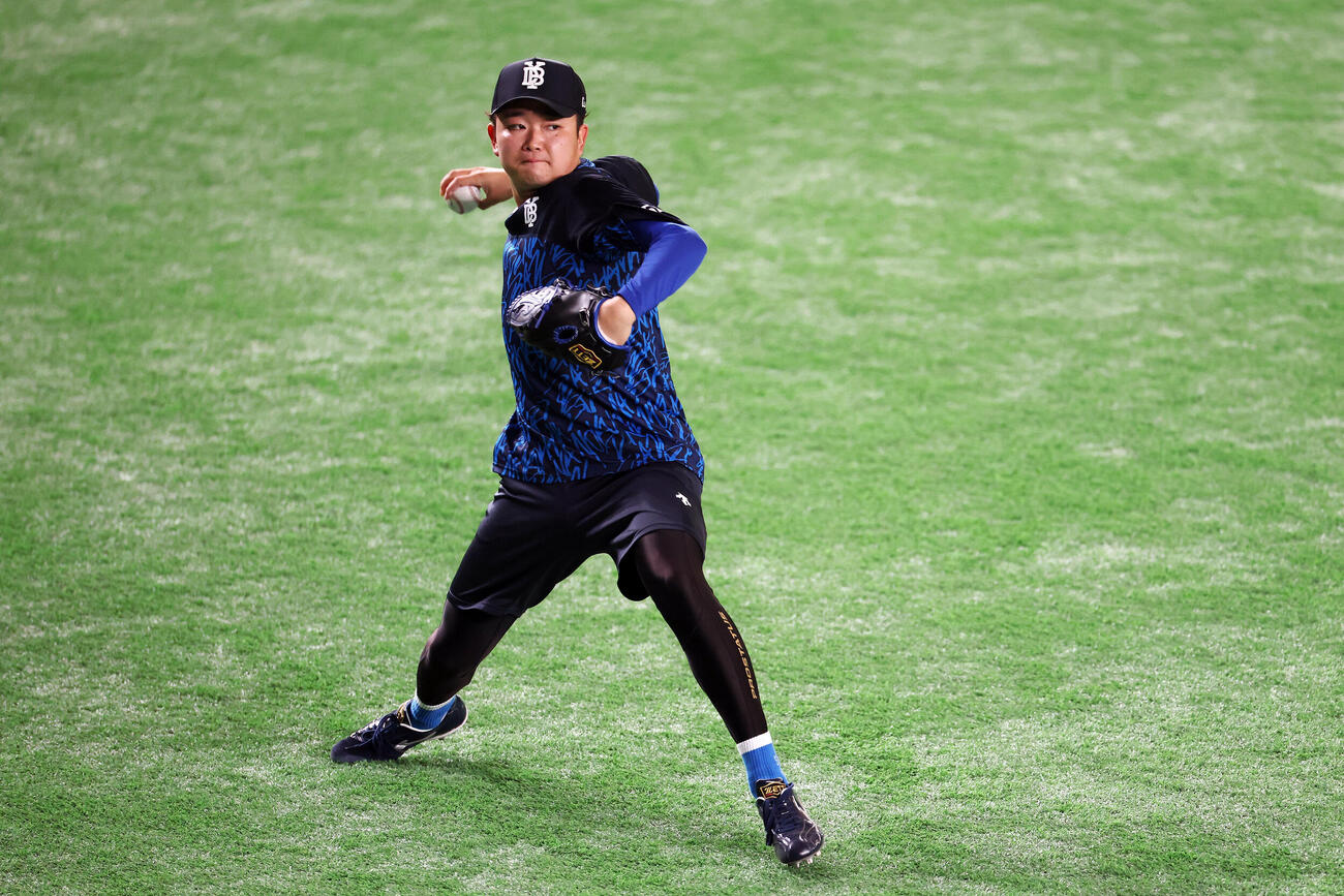 巨人対DeNA　試合前練習でキャッチボールするDeNA石田裕太郎（撮影・宮地輝）