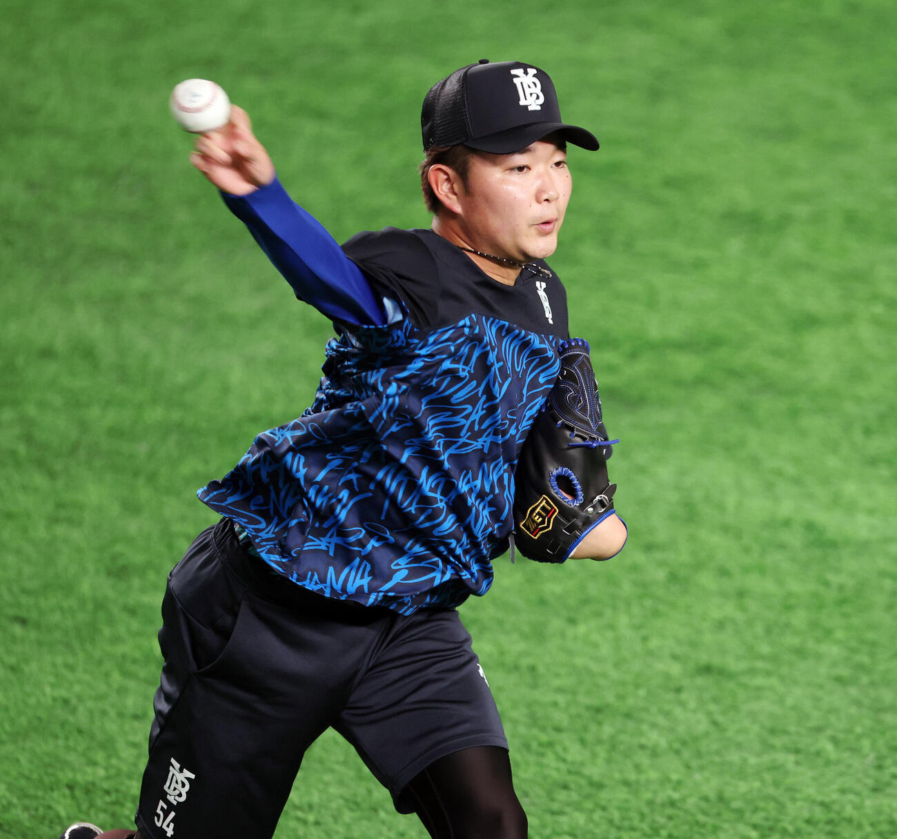 巨人対DeNA　試合前練習でキャッチボールするDeNA石田裕太郎（撮影・宮地輝）
