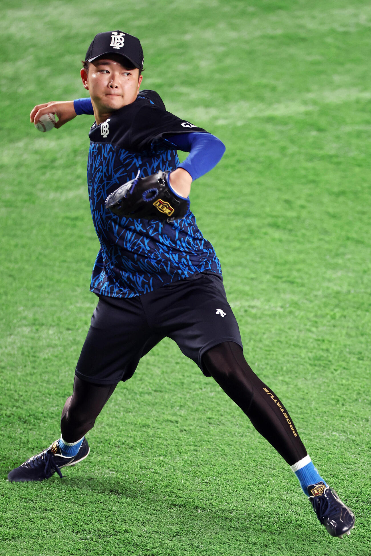 巨人対DeNA　試合前練習でキャッチボールするDeNA石田裕太郎（撮影・宮地輝）