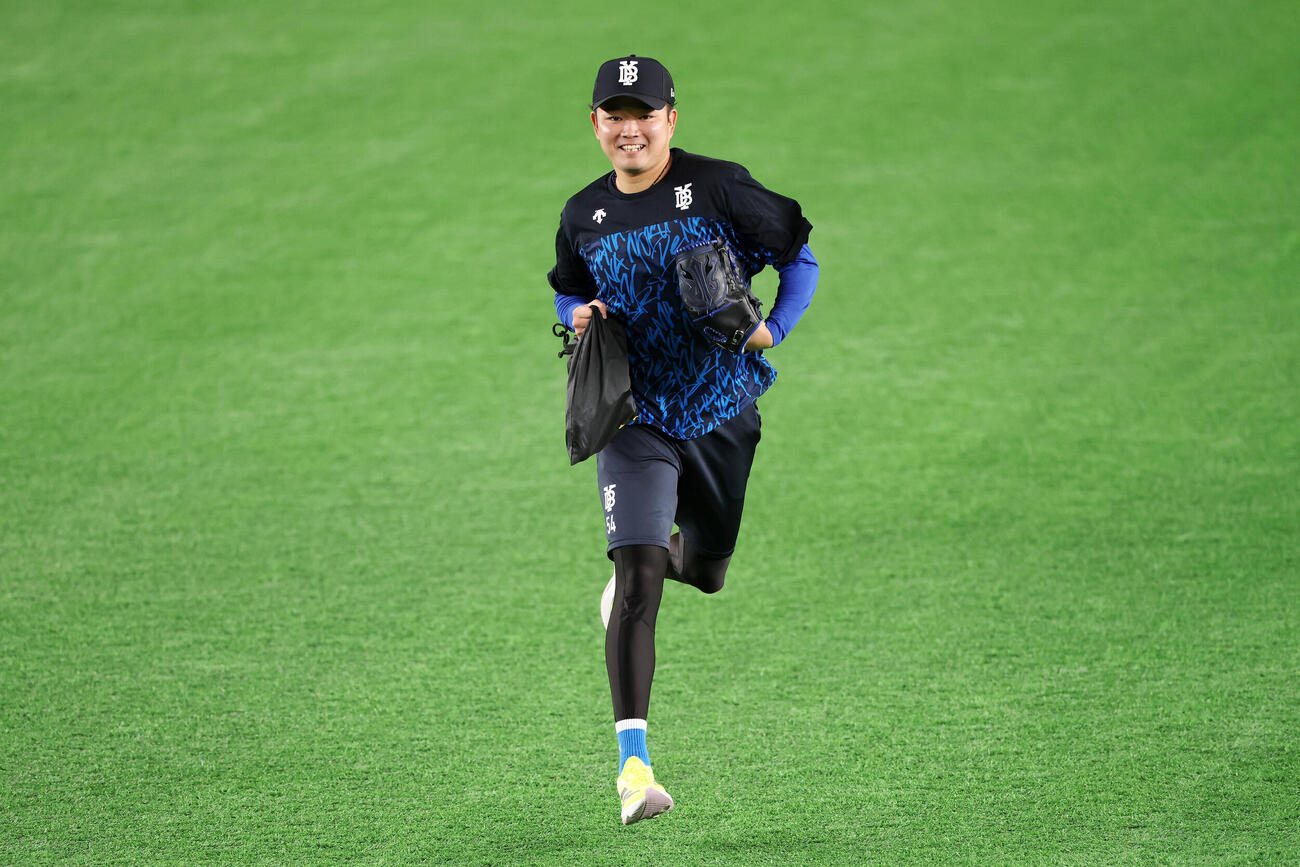 巨人対DeNA　試合前練習で笑顔を見せるDeNA石田裕太郎（撮影・宮地輝）