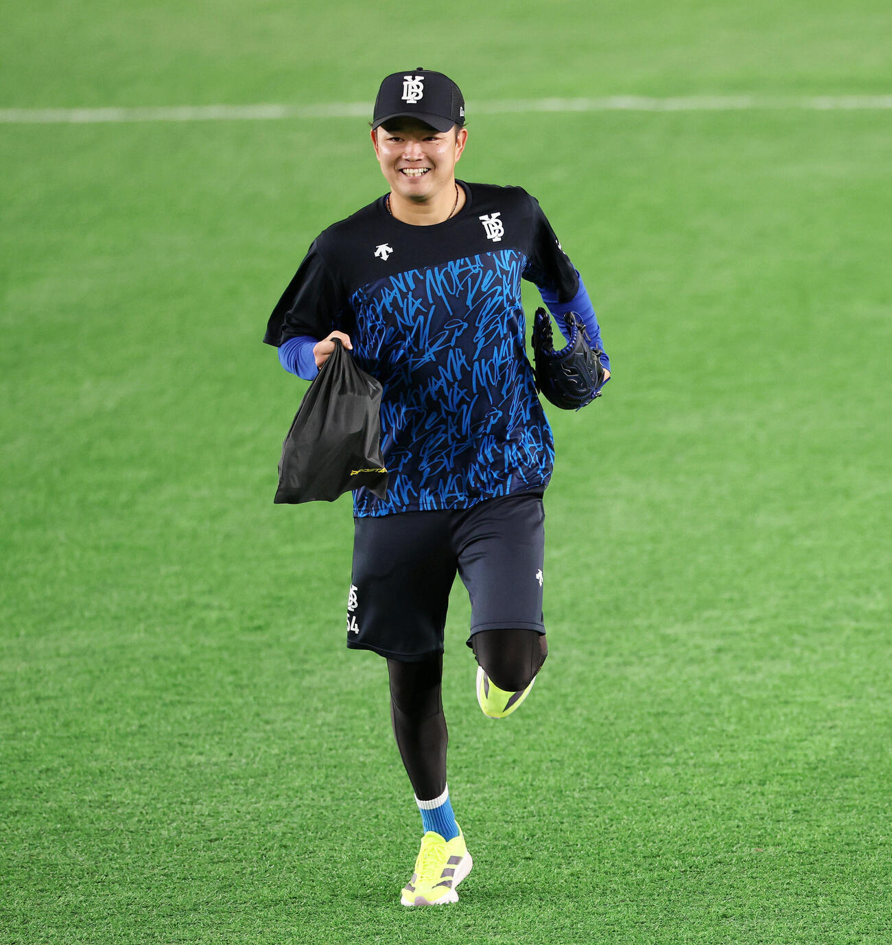 巨人対DeNA　試合前練習で笑顔を見せるDeNA石田裕太郎（撮影・宮地輝）