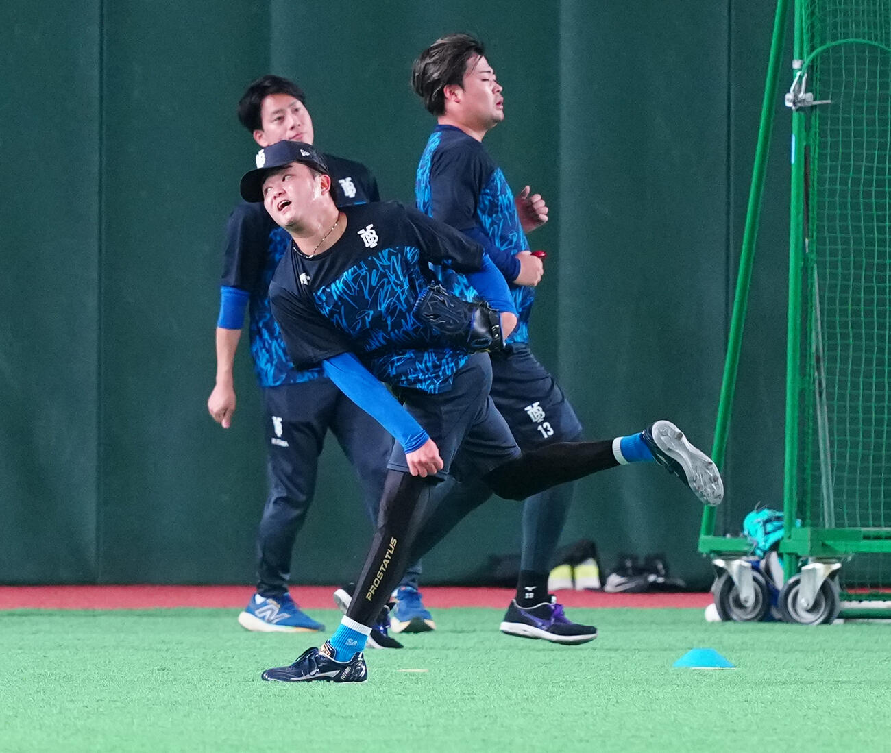 巨人対DeNA　試合前練習でキャッチボールするDeNA石田裕太郎（手前）（撮影・鈴木みどり）