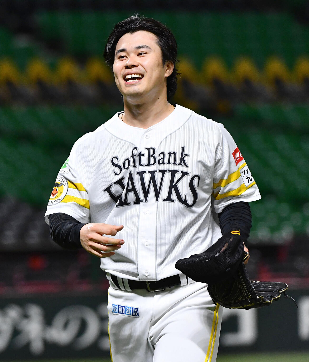 ソフトバンク3軍対韓国NCダイノス　2回表を無失点に抑え、笑顔でベンチへ戻る松本晴（撮影・岩下翔太）