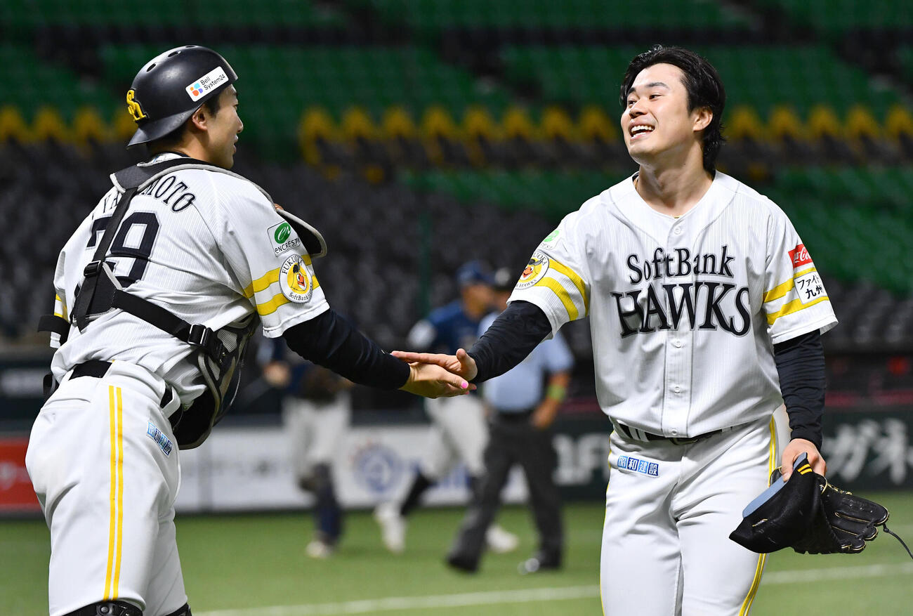 ソフトバンク3軍対韓国NCダイノス　2回表を無失点に抑えた松本晴（右）は山本祐大と笑顔でタッチを交わしながらベンチへ戻る（撮影・岩下翔太）