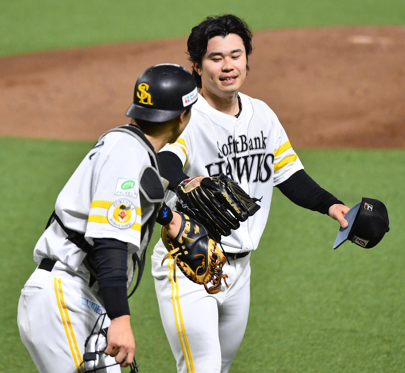 ソフトバンク3軍対韓国NCダイノス　1回表を3者凡退に抑えた松本晴（右）は山本祐大とタッチを交わしながらベンチへ戻る（撮影・岩下翔太）