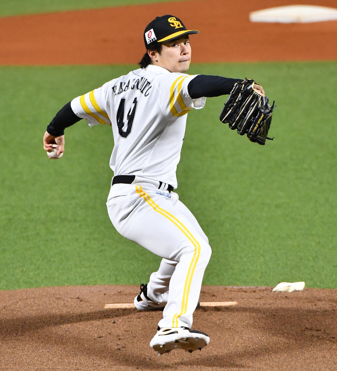 韓国NCダイノス戦で力投するソフトバンク先発の松本晴（撮影・岩下翔太）