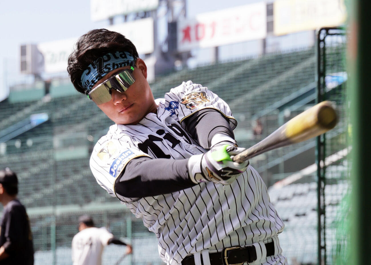 打撃練習に励む阪神森下翔太（撮影・宮崎幸一）