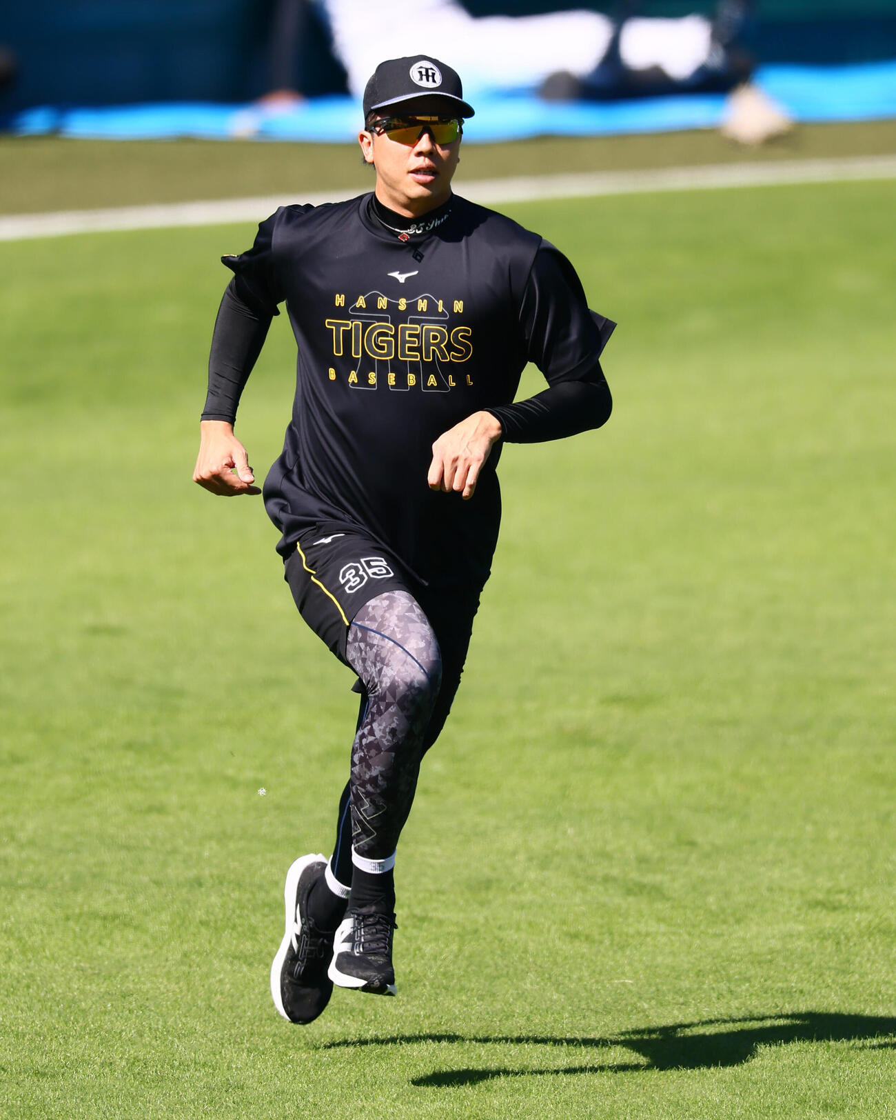 練習で外野をランニングする阪神才木浩人（撮影・加藤哉）