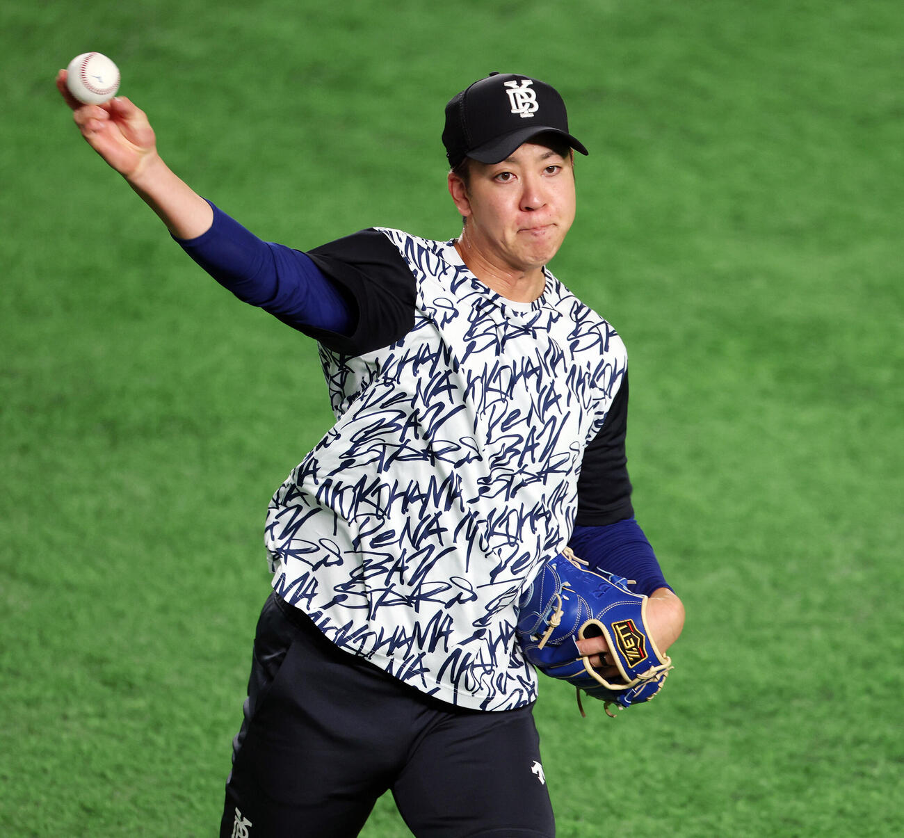 巨人対DeNA　試合前練習でキャッチボールするDeNA平良拳太郎（撮影・宮地輝）