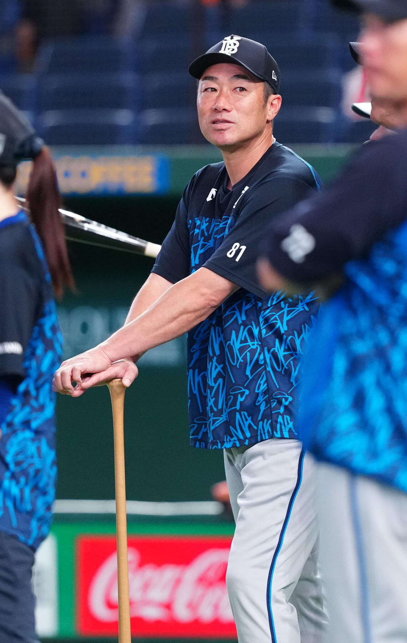 巨人対DeNA　試合前練習を見守るDeNA相川亮二監督（撮影・鈴木みどり）
