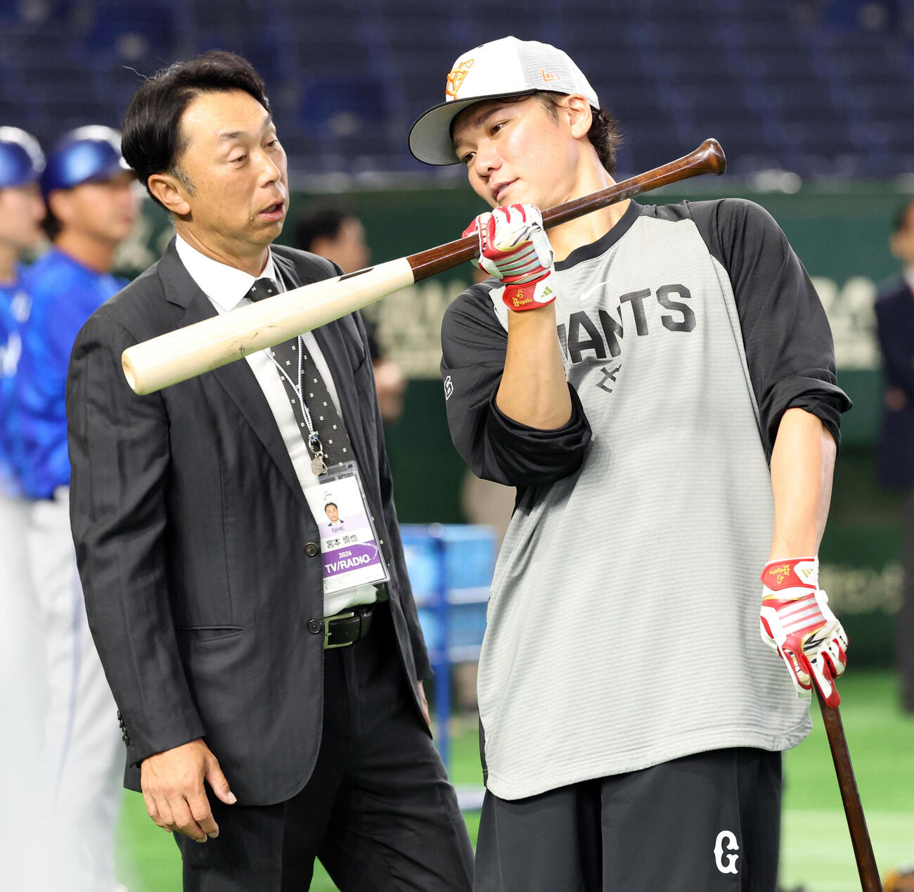 巨人対DeNA　宮本慎也氏（左）と話す巨人坂本勇人（撮影・浅見桂子）