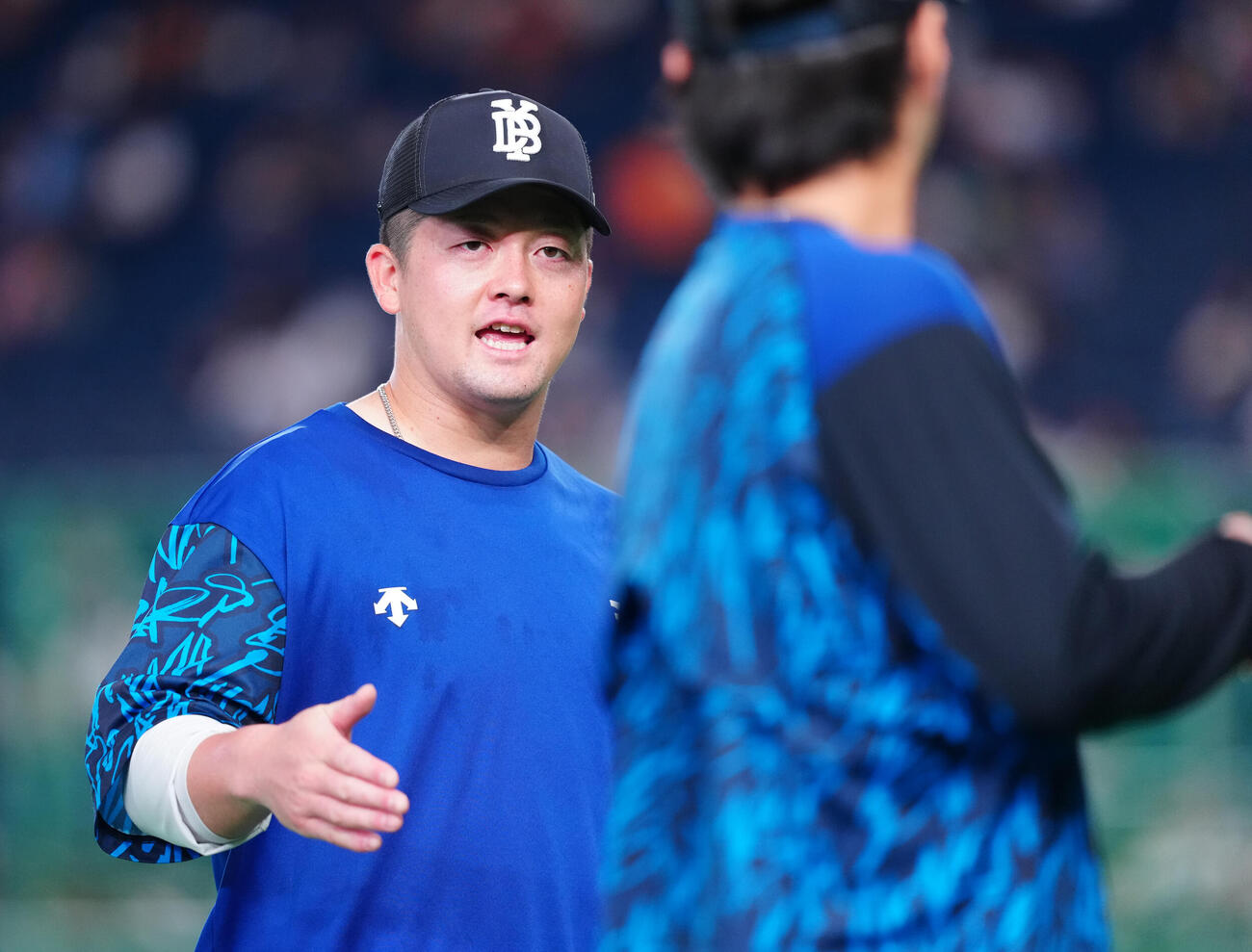 巨人対DeNA　試合前練習で度会隆輝（手前）と話すDeNA牧秀悟（撮影・鈴木みどり）