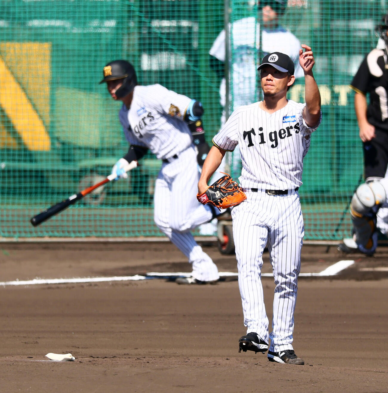 シート打撃練習で梅野隆太郎（左）に右前打を許した伊藤将司（撮影・加藤哉）